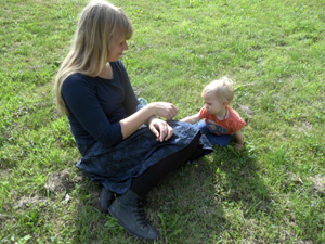 NEWSL Team Leonie Malcher mit Baby im Gras