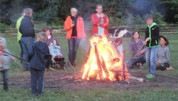 NEWSL Flammkuchenfest Gruppe am Feuer stehend