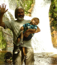 Adrian_mit_Vater_am_Wasserfall_kl02