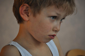 Junge beim Morgenkreis 300p