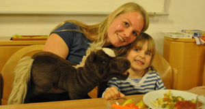 Leonie mit Paula Kinderbetreuung